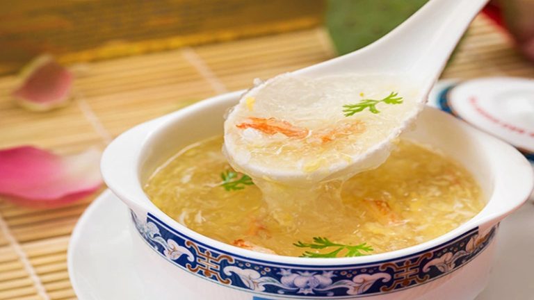 Yến sào có thể chế biến thành các món súp thơm ngon bổ dưỡng cho người già