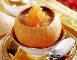 Yến sào và nước dừa hoàn toàn có thể kết hợp với nhau để tạo nên món tổ yến chưng nước dừa