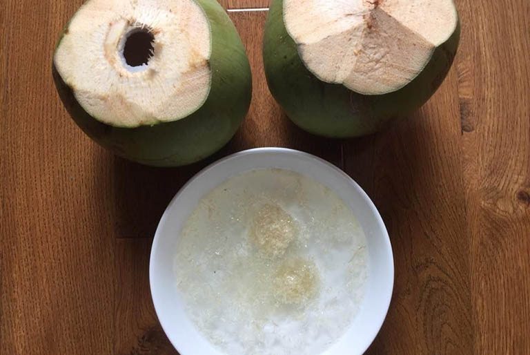 Chưng tổ yến với nước dừa tươi là cách chế biến giúp giữ trọn vẹn dưỡng chất có trong yến và nước dừa